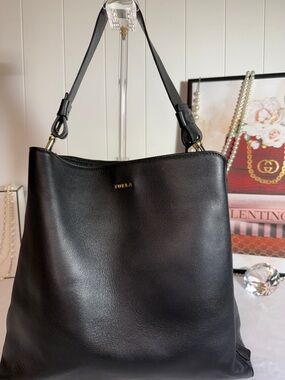 Furla Black Pebbled Leather Hobo Shoulder Bag Gold Hardware Zip Top Italy